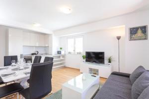 TV a/nebo společenská místnost v ubytování Apartments Dora
