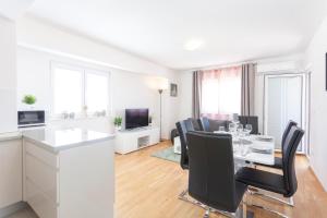TV a/nebo společenská místnost v ubytování Apartments Dora