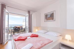 Postel nebo postele na pokoji v ubytování Apartments Dora