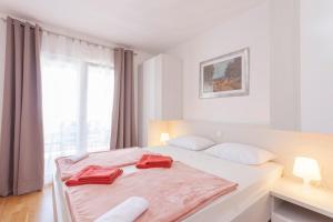 Postel nebo postele na pokoji v ubytování Apartments Dora