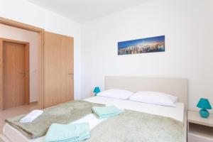 Postel nebo postele na pokoji v ubytování Apartments Dora