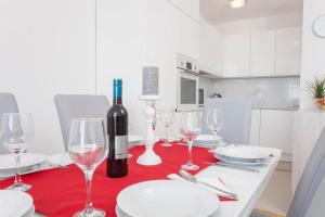 Kuchyň nebo kuchyňský kout v ubytování Apartments Dora