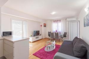 TV a/nebo společenská místnost v ubytování Apartments Dora