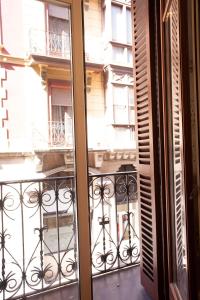 ビルバオにあるBaps Apartmentsの窓からバルコニーの景色を望めます。