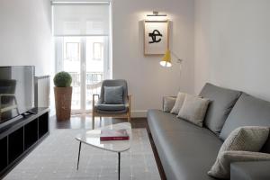 ein Wohnzimmer mit einem Sofa und einem Tisch in der Unterkunft Marina by FeelFree Rentals in San Sebastián
