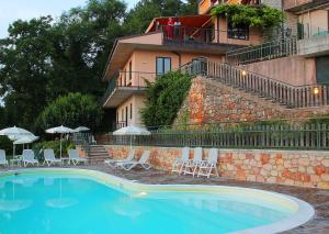 Bazén v ubytování Hotel San Zeno nebo v jeho okolí