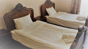 Tempat tidur dalam kamar di Хотел "АВЕНЮ"