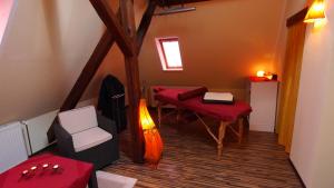 Una habitación con dos mesas y una mesa en un ático. en Villa Am Ehrensteig, en Eisenach