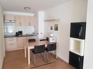 eine Küche mit einem Tisch und Stühlen im Zimmer in der Unterkunft Apartments Jahnstraße in Düsseldorf
