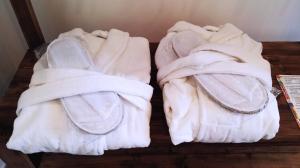 那不勒斯阿格拉米勒公寓的桌子上两条白色毛巾 更多36张照片