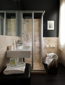 a bathroom with a sink, toilet and bathtub at Mondial Resort & Spa in Marina di Pietrasanta