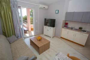 sala de estar con sofá, TV y mesa en Ivan Apartment, en Makarska