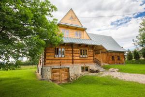 a log cabin with a gambrel roof at Długopolanka in Kościelisko