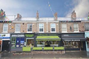 ヨークにあるLucy's Lodge- Most Stylish Apartment On Vibrant Bishy Road with Free Parkingの市道一団