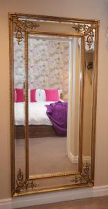 ヨークにあるLucy's Lodge- Most Stylish Apartment On Vibrant Bishy Roadの鏡