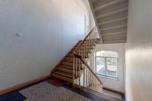 una escalera de caracol en una casa con ventana en Private Apartments near Exhibition Center, en Hannover