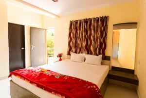 เตียงในห้องที่ Shri Laxmi Narayan Bungalow