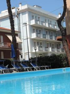 Bazén v ubytování Hotel Liliana nebo v jeho okolí