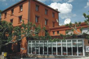 Un edificio con un reloj en el costado. en Hotel Rio Piedra, en Nuévalos