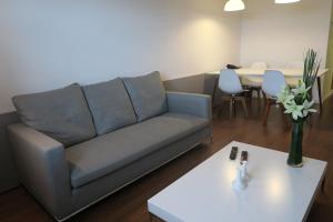 Esplendor by Wyndham Asuncion tesisinde bir oturma alanı