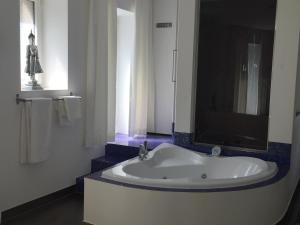 Vannas istaba naktsmītnē Le Suites al Lago