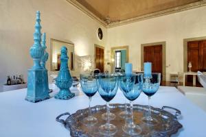 um grupo de copos de vinho sentados numa mesa em Palazzo Tolomei - Residenza D'Epoca em Florença