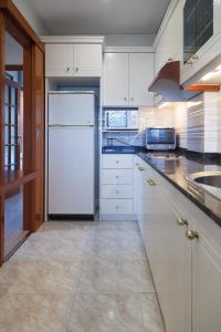 Kuchyň nebo kuchyňský kout v ubytování UHC Scala Mar Apartments