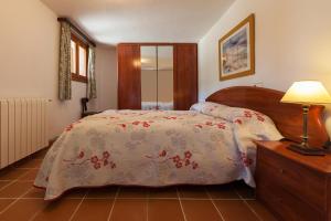 A bed or beds in a room at Almadrava