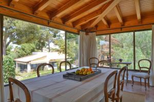 a dining room with a table with fruit on it at Sa casa des Padrino in Santa Ponsa