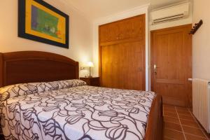 A bed or beds in a room at Almadrava