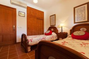 A bed or beds in a room at Almadrava
