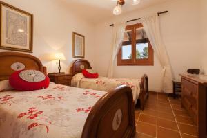 A bed or beds in a room at Almadrava