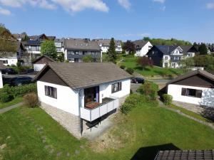 an aerial view of a house in a residential neighborhood at UplandParcs Dumel - gemütliches Haus in zentrumsnähe in Winterberg