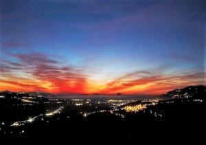 - une vue sur la ville au coucher du soleil dans l'établissement Hotel Residence Due Mari, à Marcellinara