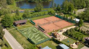 Tenis alebo squash v ubytovaní Hotel Żubrówka Spa & Wellness alebo jeho okolí