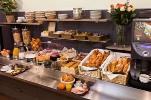 ein Buffet mit verschiedenen Backwaren und anderen Speisen in der Unterkunft Home Latin in Paris