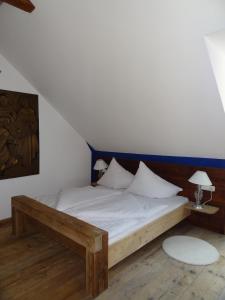 A bed or beds in a room at Ansitz Burg Heimfels