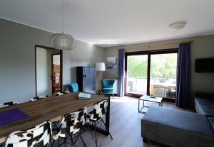 a living room with a table and a couch at UplandParcs Dumel - gemütliches Haus in zentrumsnähe in Winterberg