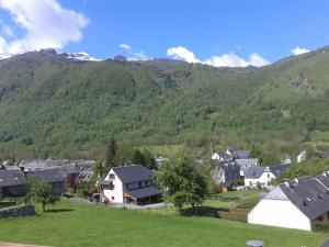 ein Dorf mit Häusern und Bergen im Hintergrund in der Unterkunft Granges de Trescazes in Loudenvielle