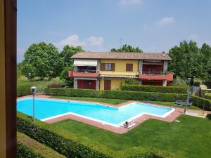 een groot zwembad voor een huis bij Gardappartamenti Artisti Pool in Desenzano del Garda