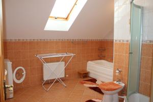 ห้องน้ำของ Strēlnieku prospekts Villa 44 +15 ภาพ