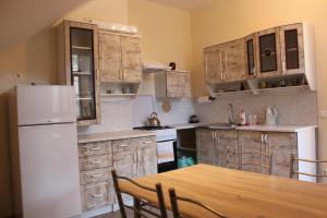 ครัวหรือมุมครัวของ Strēlnieku prospekts Villa 44