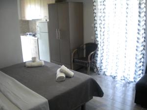 Ein Bett oder Betten in einem Zimmer der Unterkunft Nostos Apartments