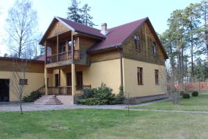 Cette grande maison dispose d'une terrasse couverte et d'un balcon. dans l'établissement Strēlnieku prospekts Villa 44, à Jurmala