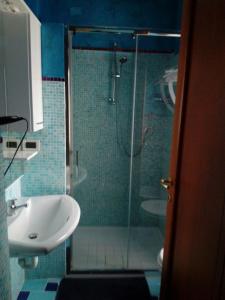 y baño con ducha, lavamanos y ducha. en B&B DA DILETTA, en Rieti