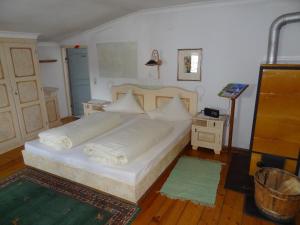 Llit o llits en una habitació de Ansitz Burg Heimfels