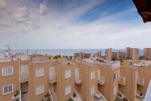 uma vista para uma cidade com edifícios e o oceano em Villa EGO em Torrevieja