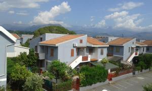 斯卡萊亞的住宿－Apartment 200 metri dal mare，山地房子的背景