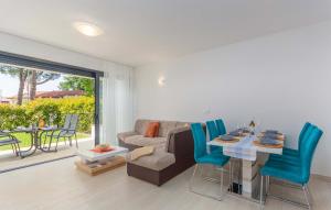 ein Wohnzimmer mit einem Sofa, einem Tisch und Stühlen in der Unterkunft Apartment Marina in Novigrad Istria