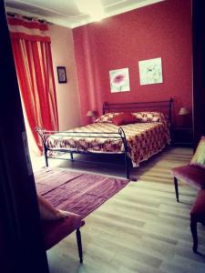 1 dormitorio con 1 cama con paredes rojas en B&B "Al Calopinace" en Reggio Calabria